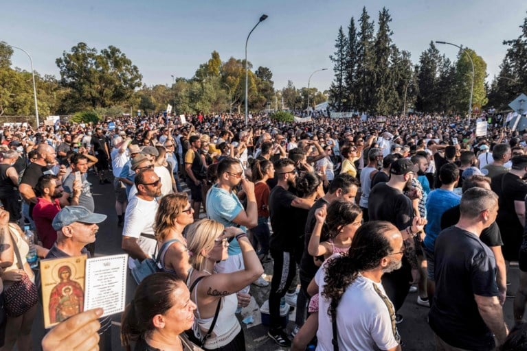 Protest tegen coronamaatregelen in Cyprus, televisiezender aangevallen