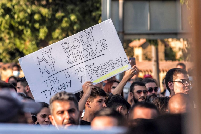 Protest tegen coronamaatregelen in Cyprus, televisiezender aangevallen