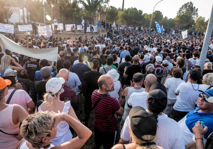 Protest tegen coronamaatregelen in Cyprus, televisiezender aangevallen