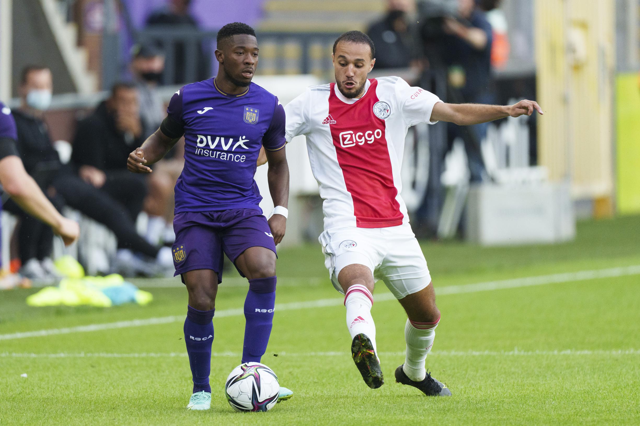 Anderlecht's Francis Amuzu and OHL's Kamal Sowah fight for the