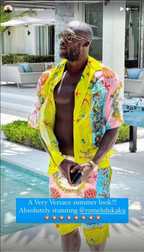 Modeontwerpster Donatella Versace vol lof over uitbundige outfit Lukaku