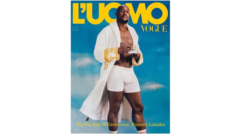Modeontwerpster Donatella Versace vol lof over uitbundige outfit Lukaku