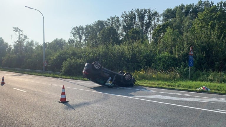 Wagen gaat overkop vlakbij Watersportbaan: twee inzittenden naar ziekenhuis afgevoerd