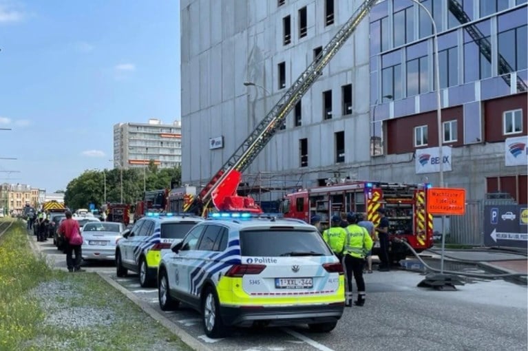 Brand op werf toekomstig politiekantoor aan Post X: rookpluim tijdlang van ver zichtbaar