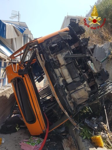 Ongeval met minibus in Italië: één dode en 28 gewonden