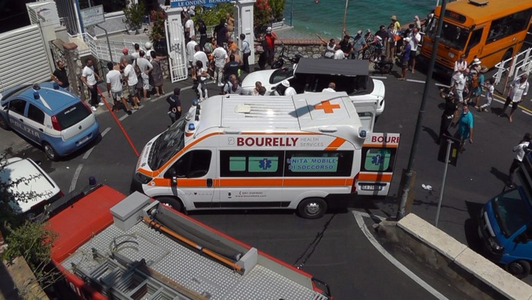 Incidente minibus in Italia: un morto e 28 feriti