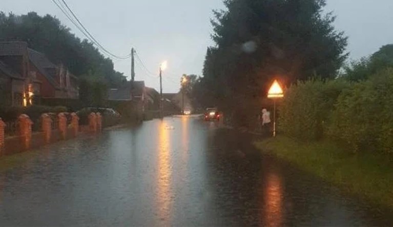 Onweer houdt lelijk huis in provincie Antwerpen: straten blank, kelders onder water, voetbalwedstrijd stilgelegd