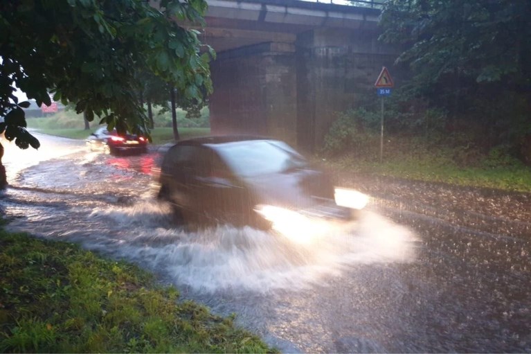 Onweer houdt lelijk huis in provincie Antwerpen: straten blank, kelders onder water, voetbalwedstrijd stilgelegd
