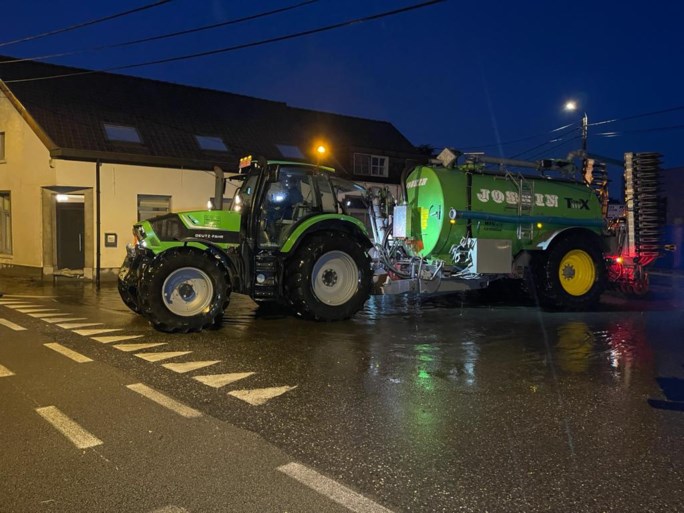 Landbouwer springt bij met beerkar om te voorkomen dat water in woning stroomt