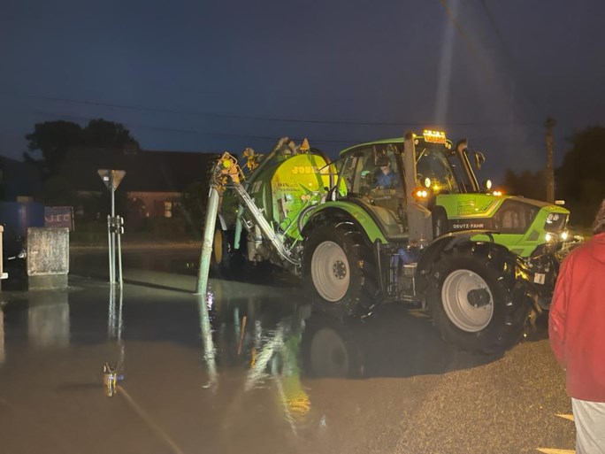 Landbouwer springt bij met beerkar om te voorkomen dat water in woning stroomt