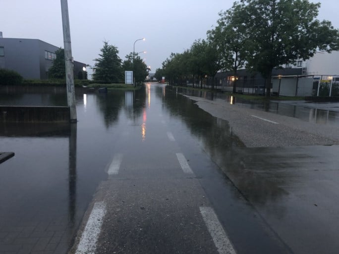 Regen zet straten blank
