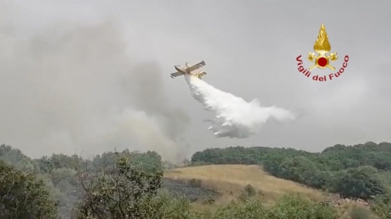 Gli incendi continuano a devastare la Sardegna