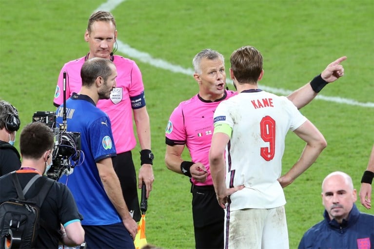 Topscheidsrechter Björn Kuipers stopt ermee: “Geen mooier moment om te stoppen dan na EK-finale”