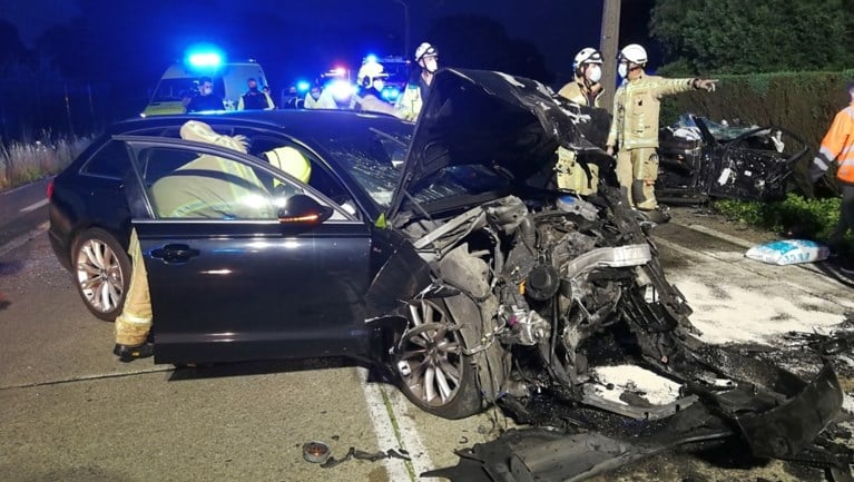 Zware auto’s botsen frontaal in bocht: drie gewonden