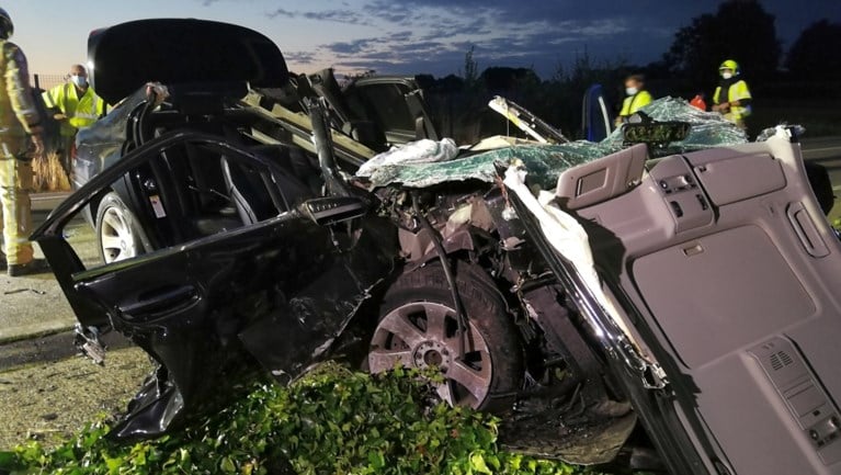 Zware auto’s botsen frontaal in bocht: drie gewonden