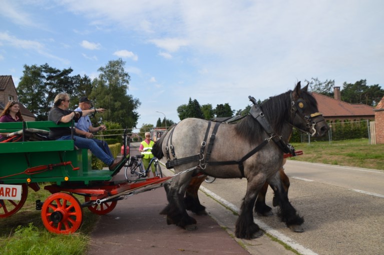 Drie dagen paardengeluk op houten wielen met ijzeren beslag