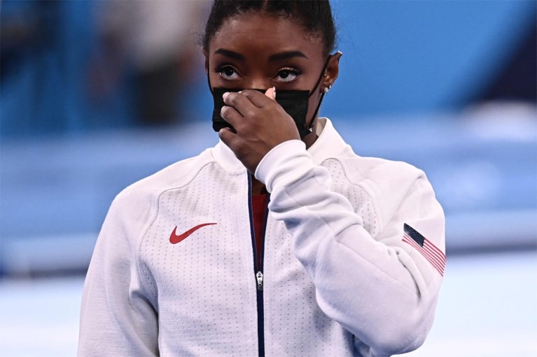 Turnster Simone Biles komt met ‘twisties’ als verklaring voor haar opgave: “Mijn lichaam en geest zijn niet synchroon”