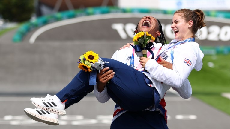 Hét beeld van de dag: kersvers olympisch kampioene kan nog amper op haar benen staan, ploegmaat raapt haar op