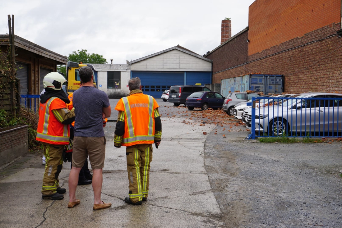 Factory wall thunders down on seven garage cars… (Kuurne)