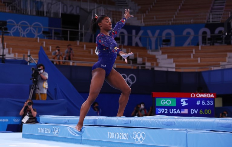 Turnster Simone Biles komt met ‘twisties’ als verklaring voor haar opgave: “Mijn lichaam en geest zijn niet synchroon”