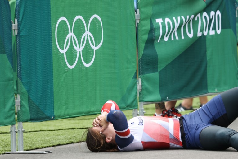 Hét beeld van de dag: kersvers olympisch kampioene kan nog amper op haar benen staan, ploegmaat raapt haar op