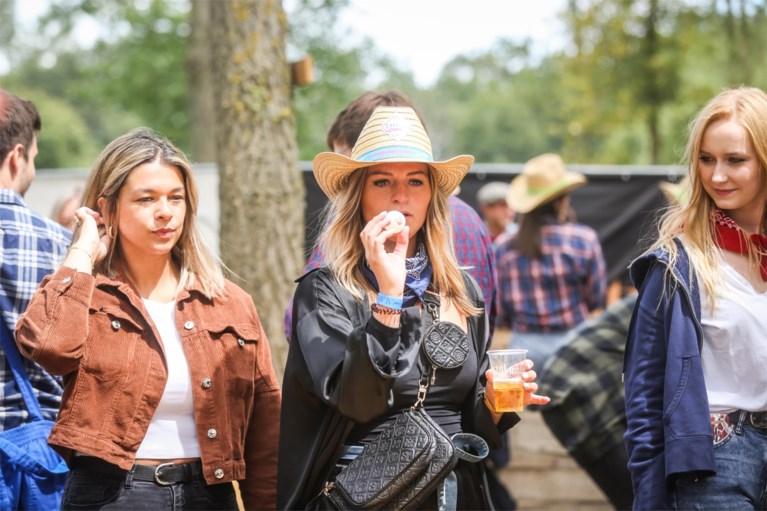 IN BEELD. 3.000 festivalgangers gaan uit de bol op Diepenbeeks testevent