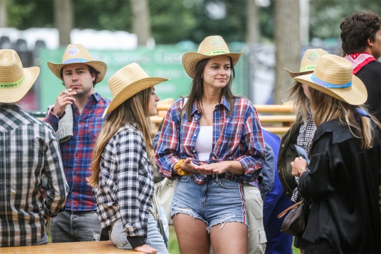 IN BEELD. 3.000 festivalgangers gaan uit de bol op Diepenbeeks testevent