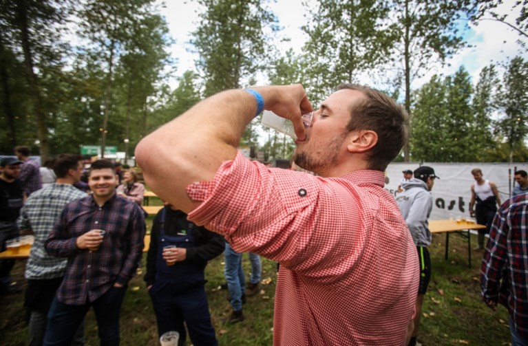 IN BEELD. 3.000 festivalgangers gaan uit de bol op Diepenbeeks testevent
