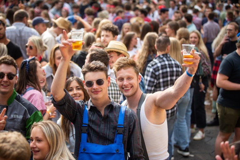 IN BEELD. 3.000 festivalgangers gaan uit de bol op Diepenbeeks testevent