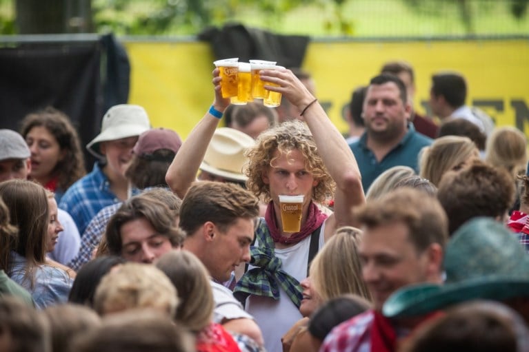 IN BEELD. 3.000 festivalgangers gaan uit de bol op Diepenbeeks testevent