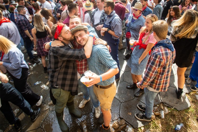 IN BEELD. 3.000 festivalgangers gaan uit de bol op Diepenbeeks testevent
