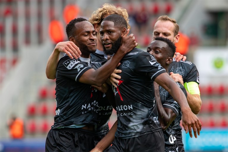 Tapsoba bezorgt Standard met laat doelpunt de zege op bezoek bij Zulte Waregem