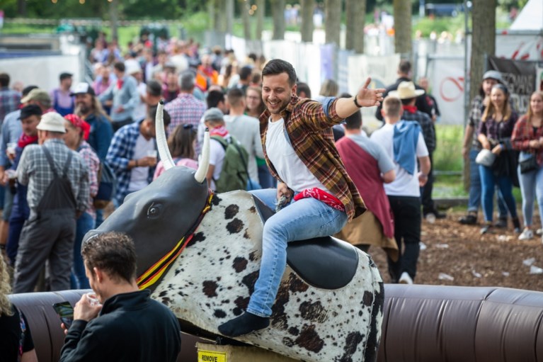 IN BEELD. 3.000 festivalgangers gaan uit de bol op Diepenbeeks testevent