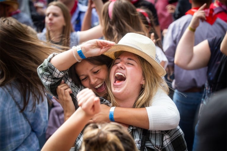 IN BEELD. 3.000 festivalgangers gaan uit de bol op Diepenbeeks testevent