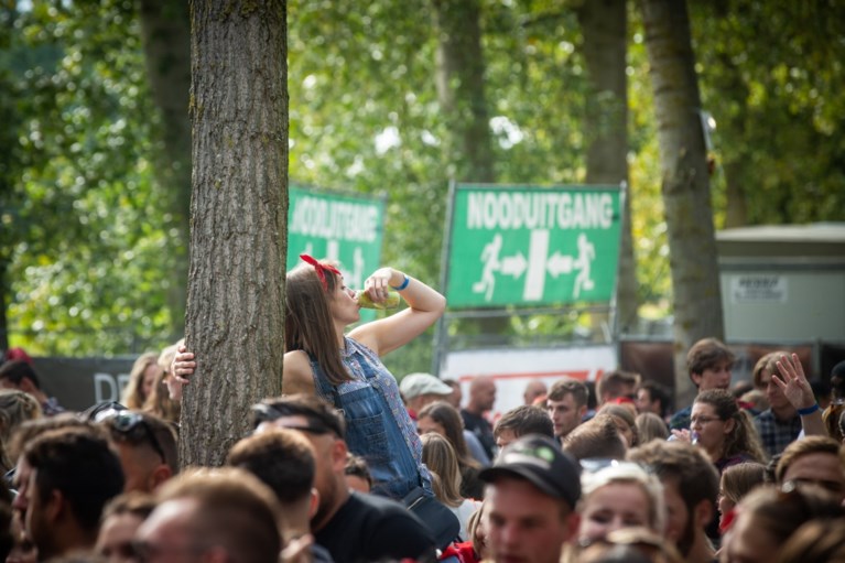 IN BEELD. 3.000 festivalgangers gaan uit de bol op Diepenbeeks testevent