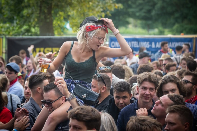 IN BEELD. 3.000 festivalgangers gaan uit de bol op Diepenbeeks testevent