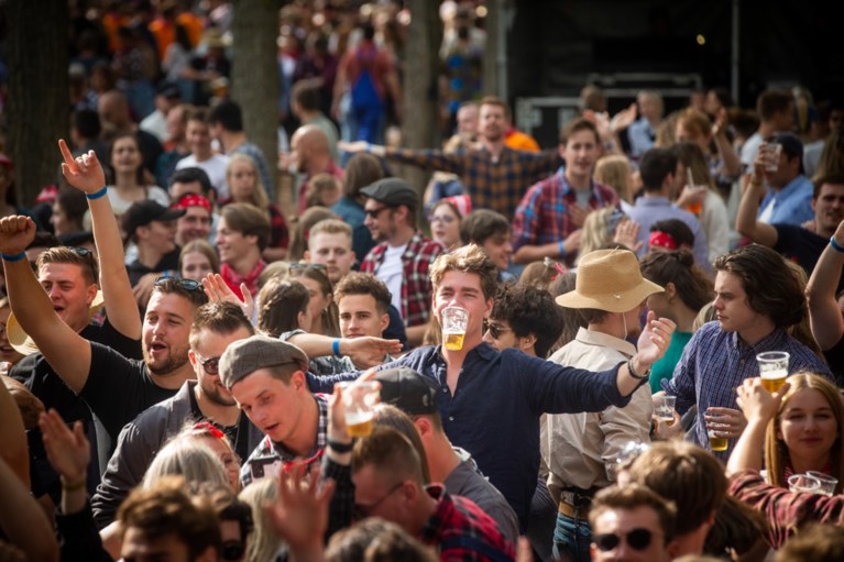 IN BEELD. 3.000 festivalgangers gaan uit de bol op Diepenbeeks testevent