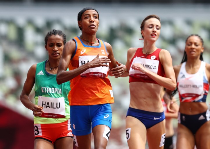 Opvallend: Nederlandse topfavoriete Sifan Hassan valt op de 1500 meter, maar wint haar reeks toch na fantastische inhaalrace