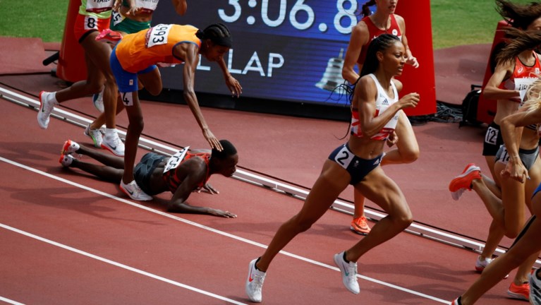 Opvallend: Nederlandse topfavoriete Sifan Hassan valt op de 1500 meter, maar wint haar reeks toch na fantastische inhaalrace