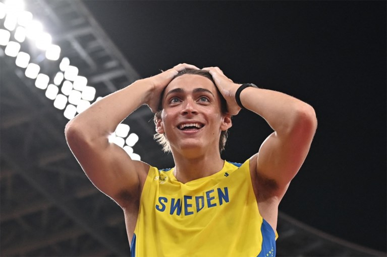 Fenomeen Mondo Duplantis zweeft naar eerste olympische titel, lat valt nipt bij wereldrecordpoging