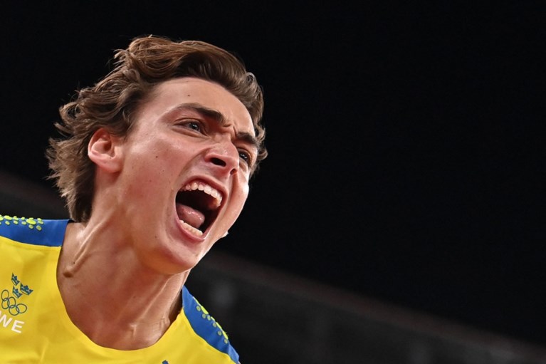 Fenomeen Mondo Duplantis zweeft naar eerste olympische titel, lat valt nipt bij wereldrecordpoging