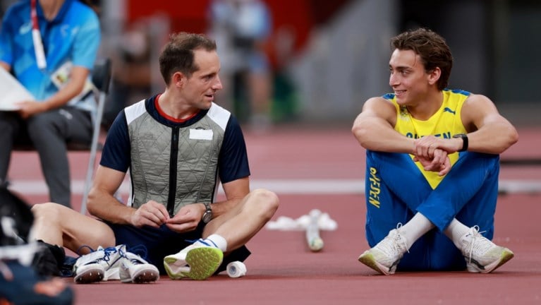 Fenomeen Mondo Duplantis zweeft naar eerste olympische titel, lat valt nipt bij wereldrecordpoging