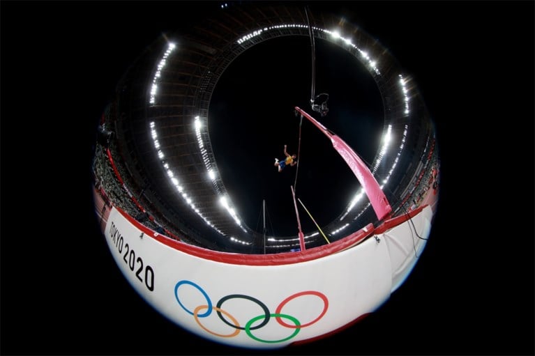 Fenomeen Mondo Duplantis zweeft naar eerste olympische titel, lat valt nipt bij wereldrecordpoging