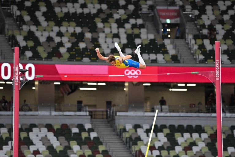 Fenomeen Mondo Duplantis zweeft naar eerste olympische titel, lat valt nipt bij wereldrecordpoging