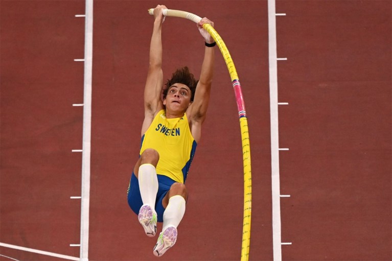 Fenomeen Mondo Duplantis zweeft naar eerste olympische titel, lat valt nipt bij wereldrecordpoging