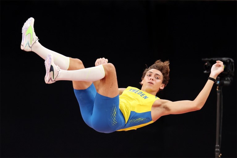 Fenomeen Mondo Duplantis zweeft naar eerste olympische titel, lat valt nipt bij wereldrecordpoging