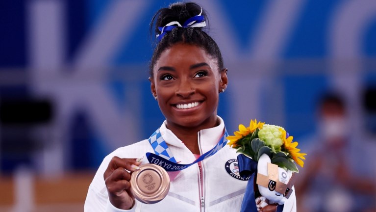 Return levert Simone Biles luid applaus en bronzen medaille op: “Zal deze medaille lange tijd koesteren”