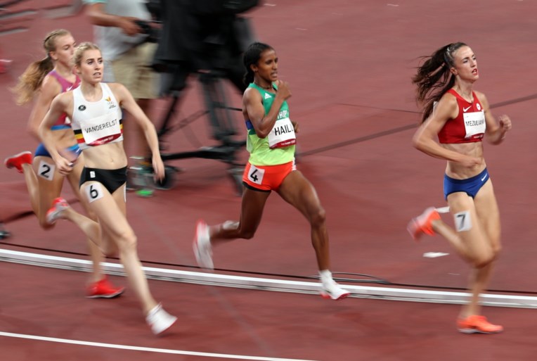Elise Vanderelst grijpt naast finaleplek op 1.500 meter: “Dit is niet het toneel waarop ik graag geklopt word”