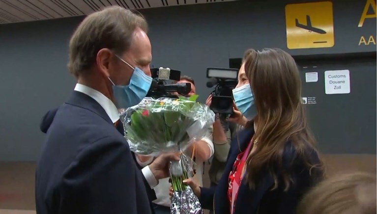 Nina Derwael terug in het land, overweldigende ontvangst op Zaventem: “Ik heb nog nooit zo veel microfoons rond mij gehad”