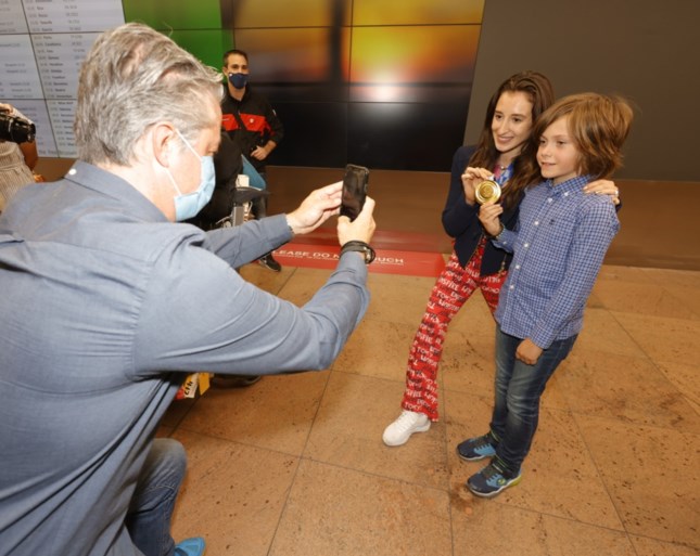Nina Derwael terug in het land, overweldigende ontvangst op Zaventem: “Ik heb nog nooit zo veel microfoons rond mij gehad”
